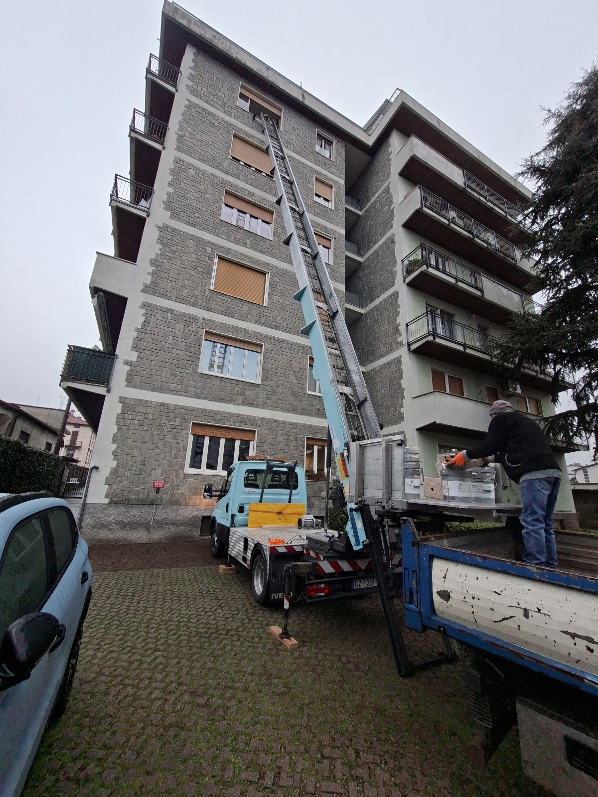 Operatore Elmat Service durante la movimentazione ai piani alti